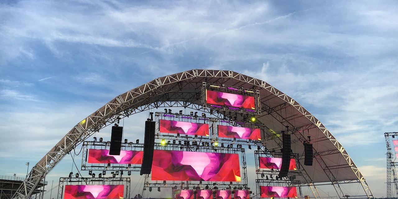 Groot festivalpodium in open lucht